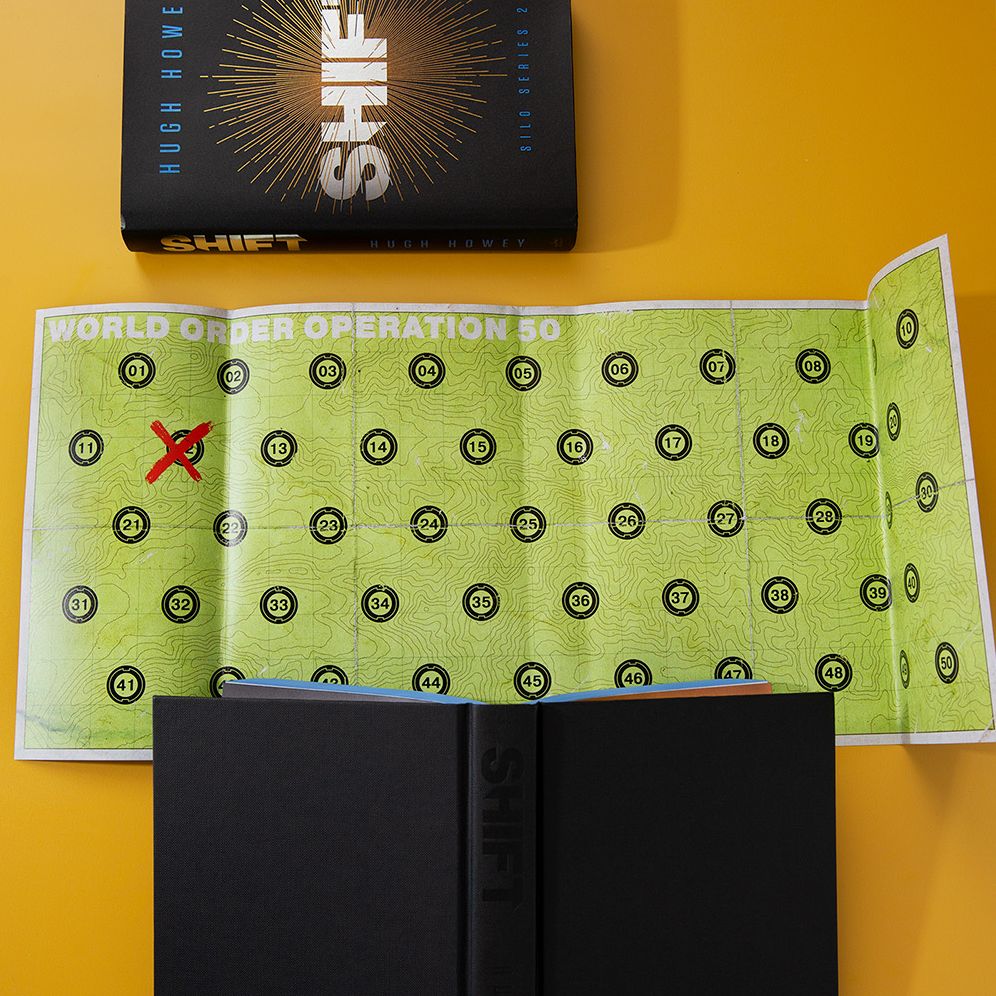Shift Deluxe Collector's Edition: Book Two of the Silo Series