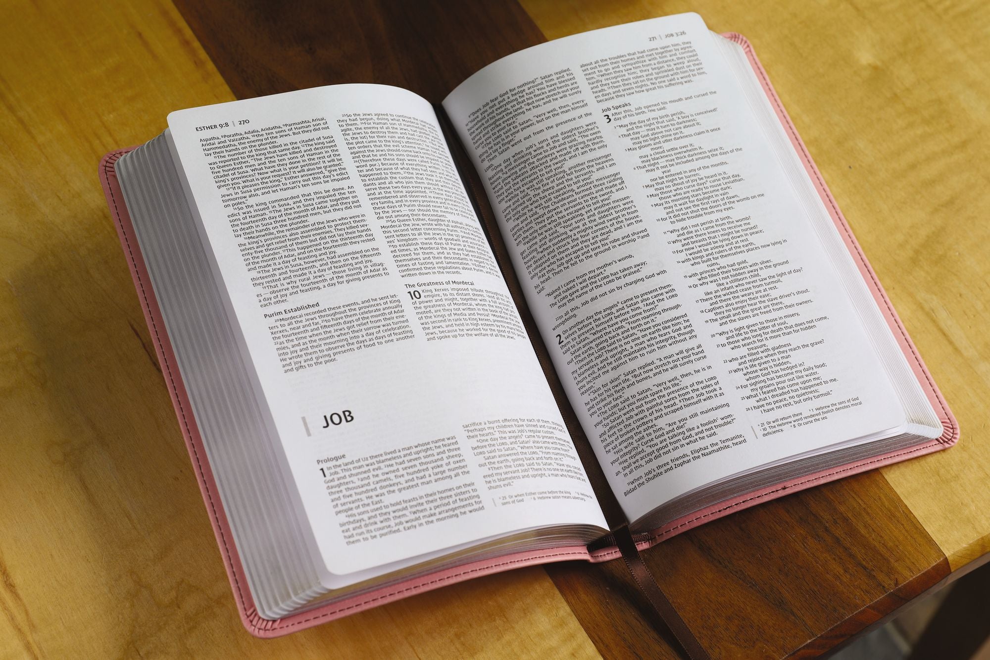 NIV, Premium Gift Bible, Leathersoft, Pink/Brown, Red Letter, Comfort Print: The Perfect Bible for Any Gift-Giving Occasion