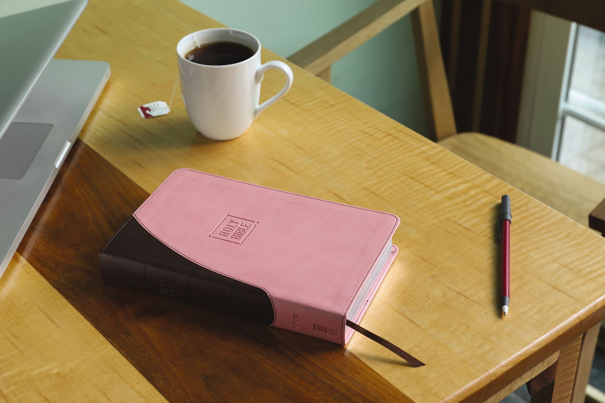 NIV, Premium Gift Bible, Leathersoft, Pink/Brown, Red Letter, Comfort Print: The Perfect Bible for Any Gift-Giving Occasion