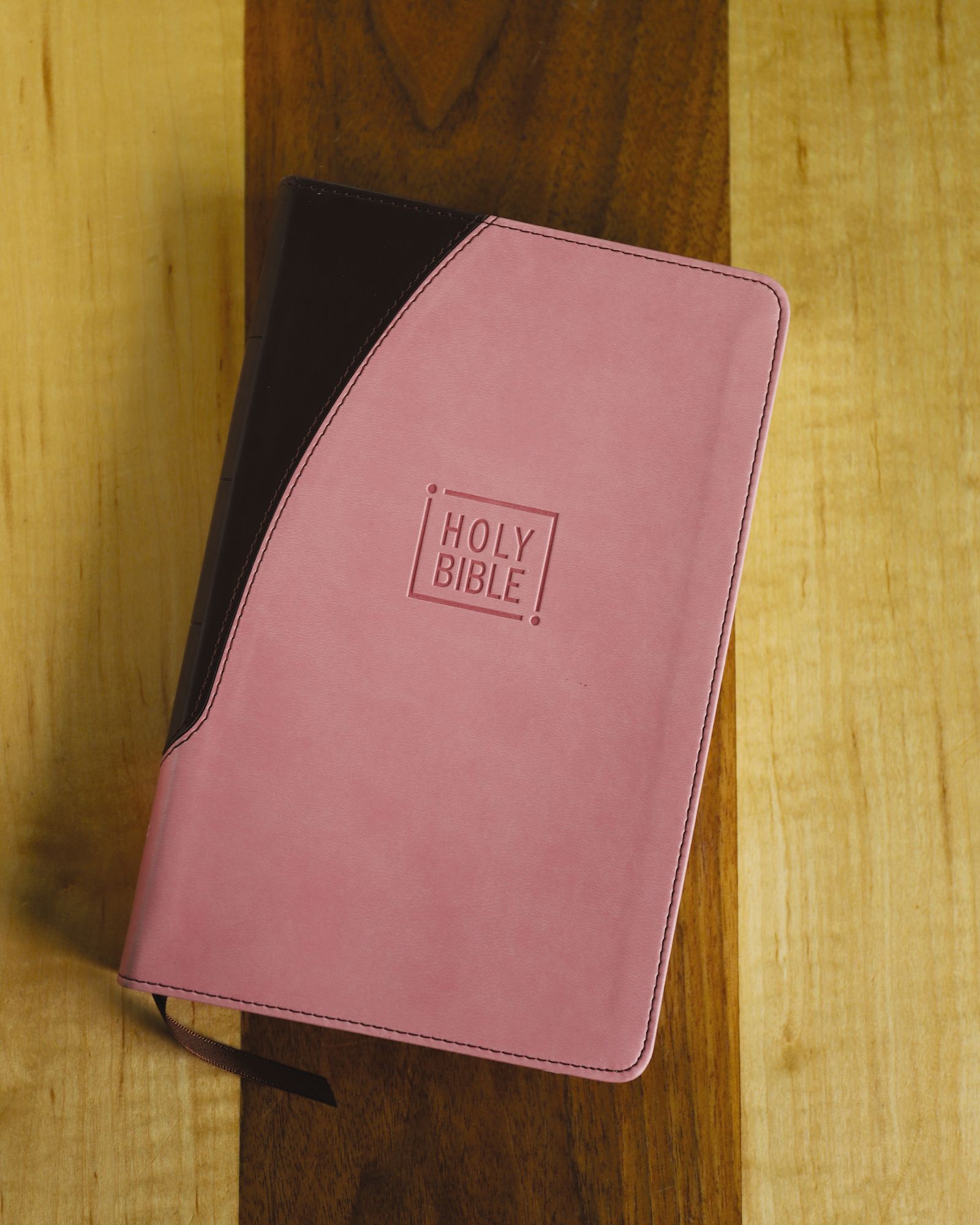 NIV, Premium Gift Bible, Leathersoft, Pink/Brown, Red Letter, Comfort Print: The Perfect Bible for Any Gift-Giving Occasion