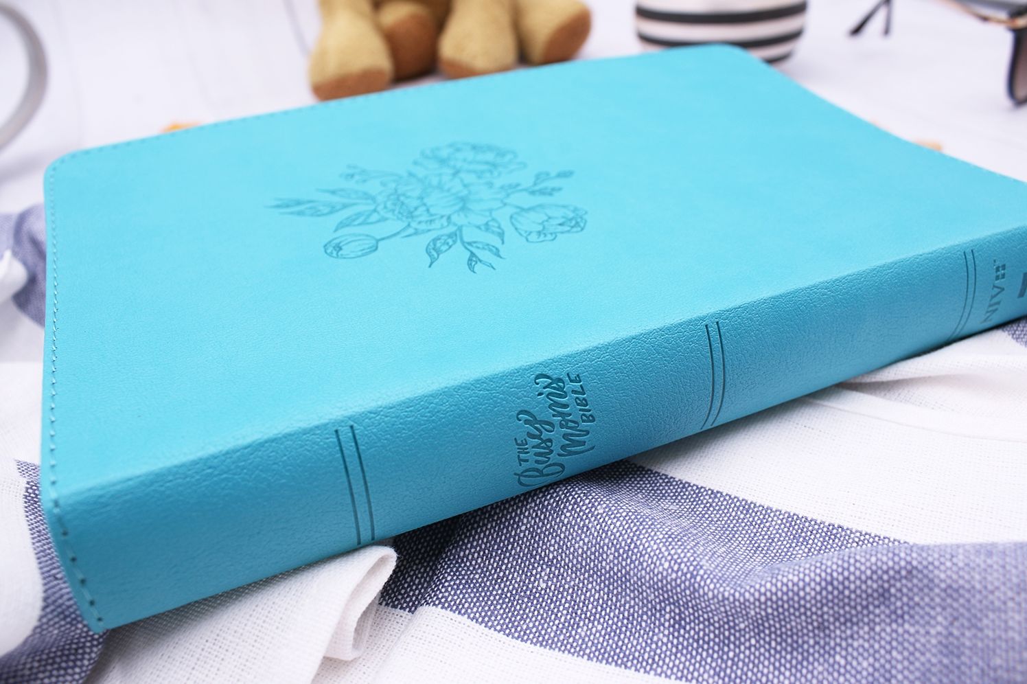 NIV, The Busy Mom's Bible, Leathersoft, Teal, Red Letter, Comfort Print: Daily Inspiration Even If You Only Have One Minute