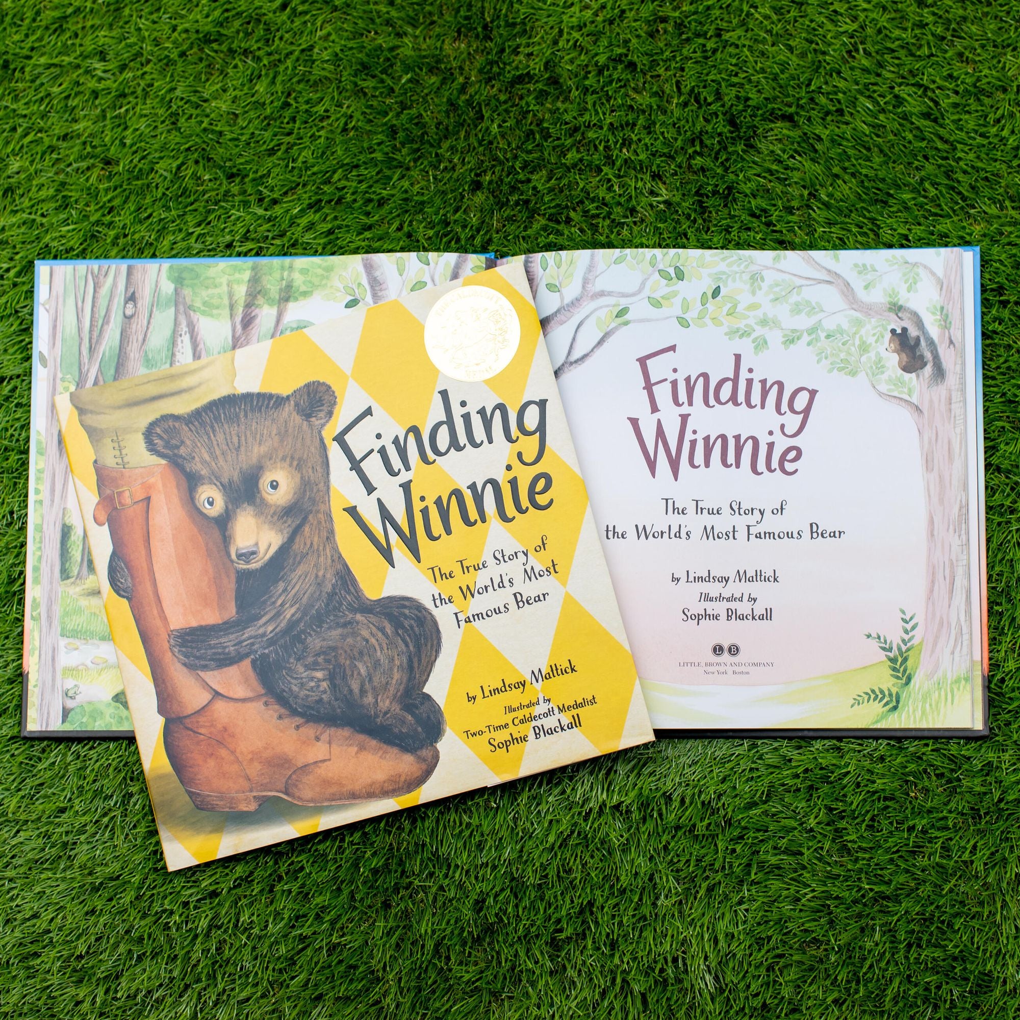 Finding Winnie: The True Story of the World's Most Famous Bear (Caldecott Medal Winner)
