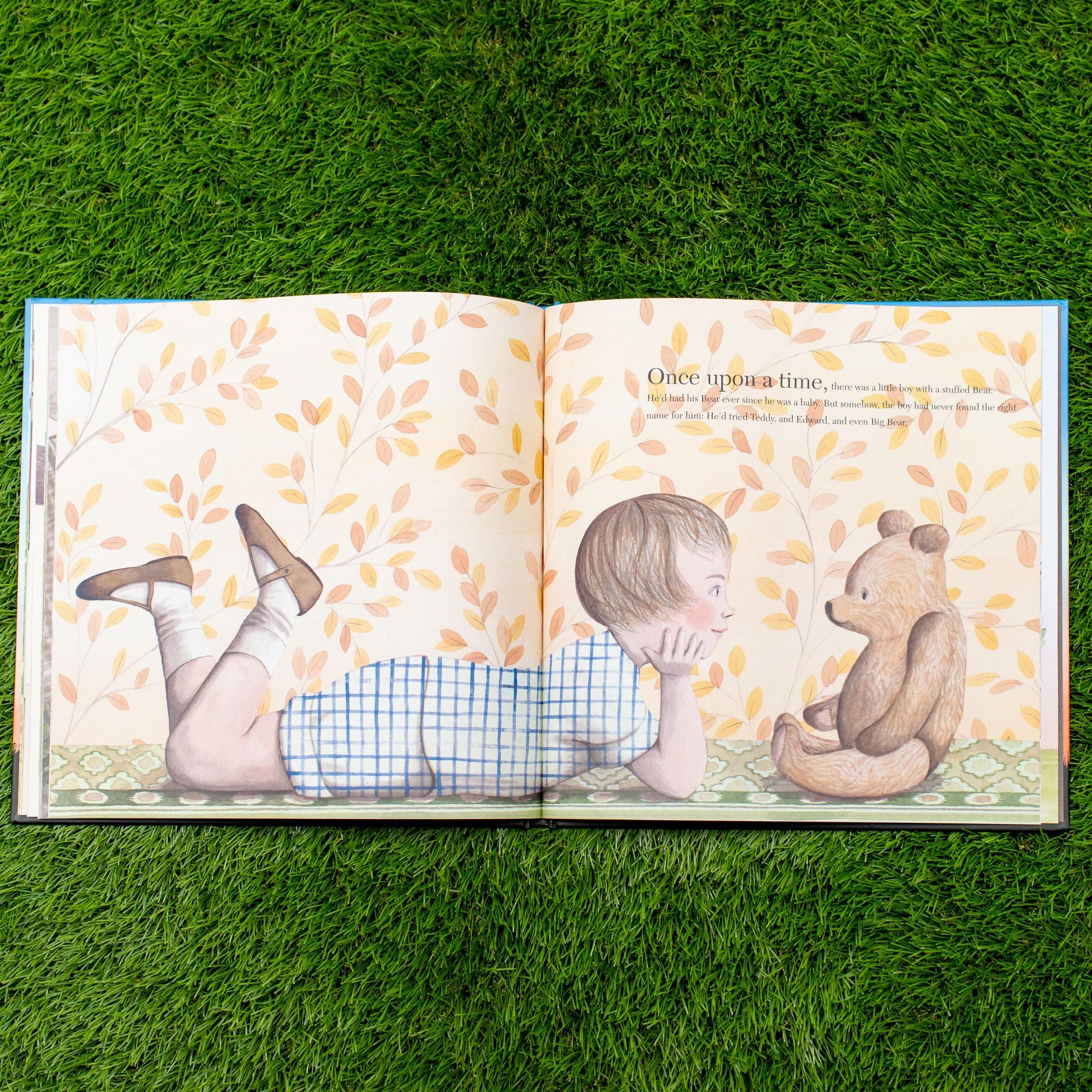 Finding Winnie: The True Story of the World's Most Famous Bear (Caldecott Medal Winner)