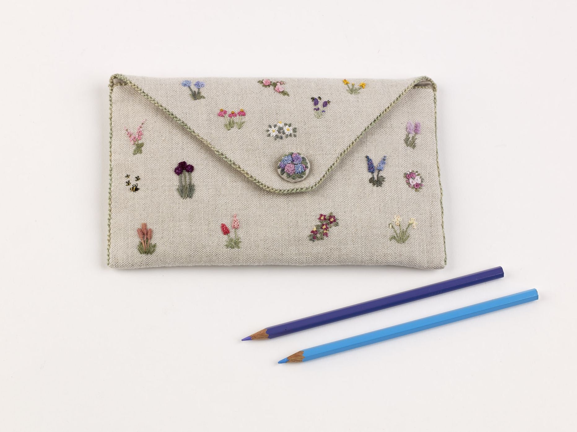 Embroidered Country Gardens: Create beautiful hand-stitched floral designs inspired by nature