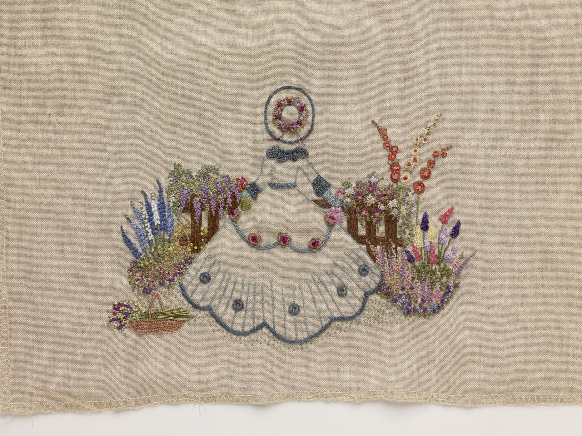 Embroidered Country Gardens: Create beautiful hand-stitched floral designs inspired by nature