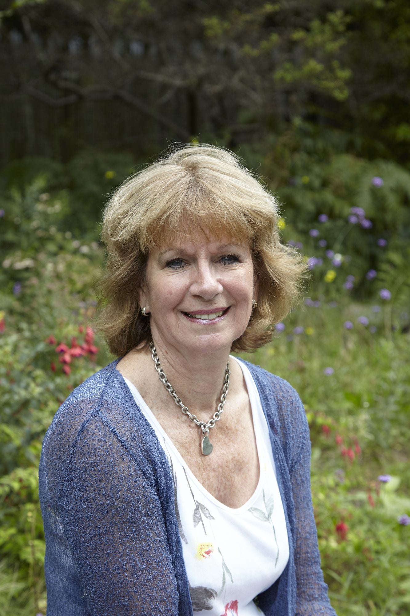 Embroidered Country Gardens: Create beautiful hand-stitched floral designs inspired by nature