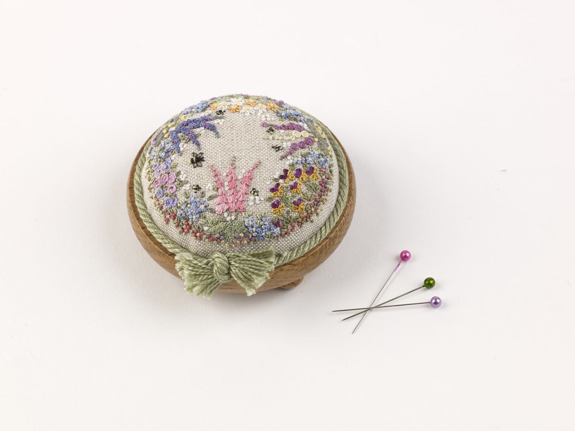 Embroidered Country Gardens: Create beautiful hand-stitched floral designs inspired by nature