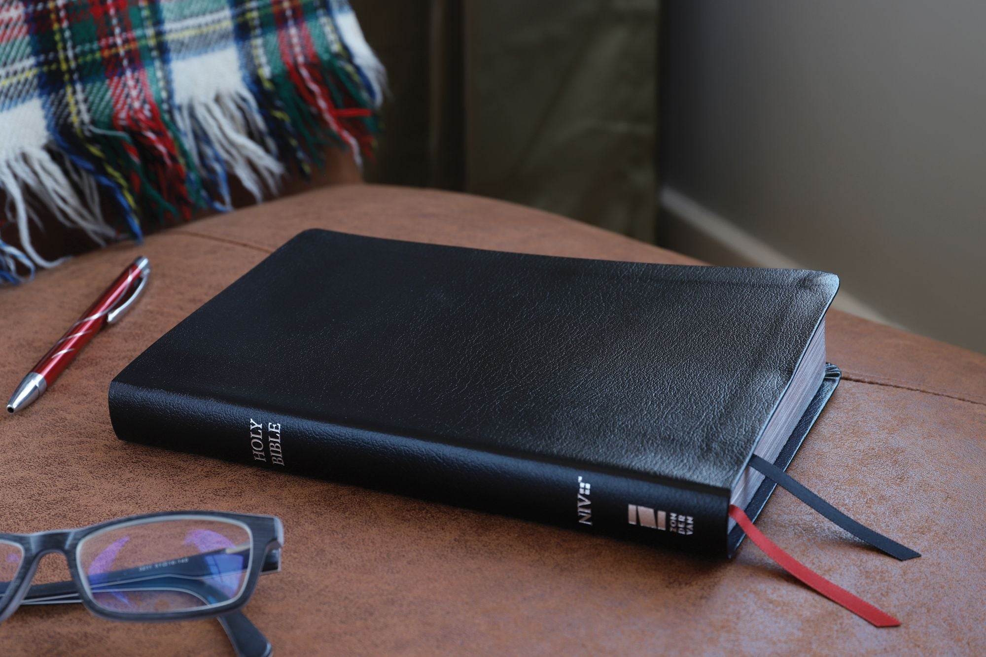 NIV, Thinline Bible, Bonded Leather, Black, Red Letter, Comfort Print