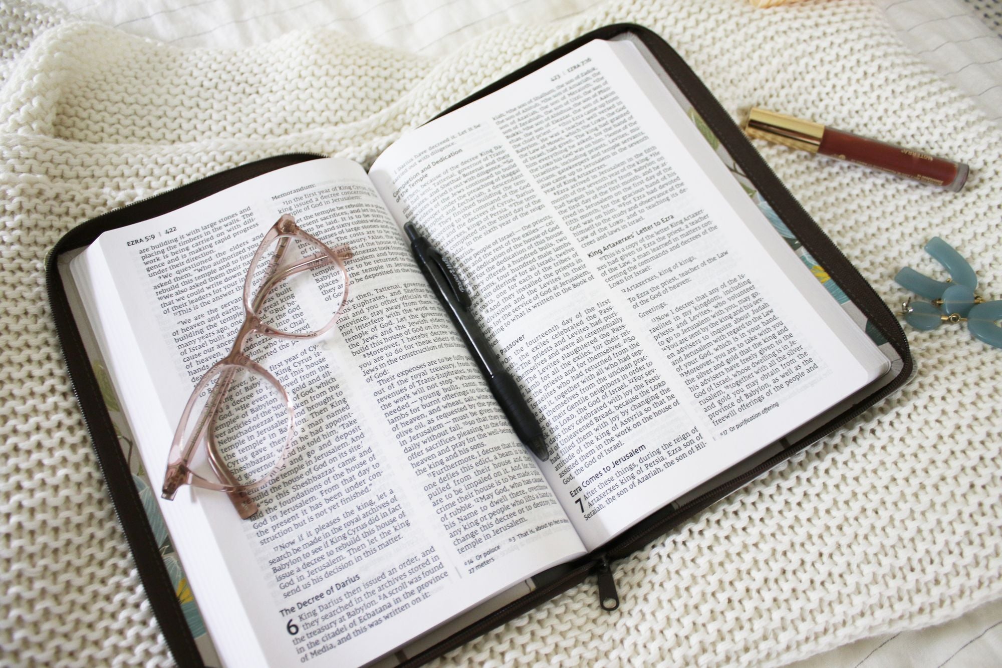 NIV, Thinline Bible, Large Print, Leathersoft, Floral, Zippered, Red Letter, Comfort Print