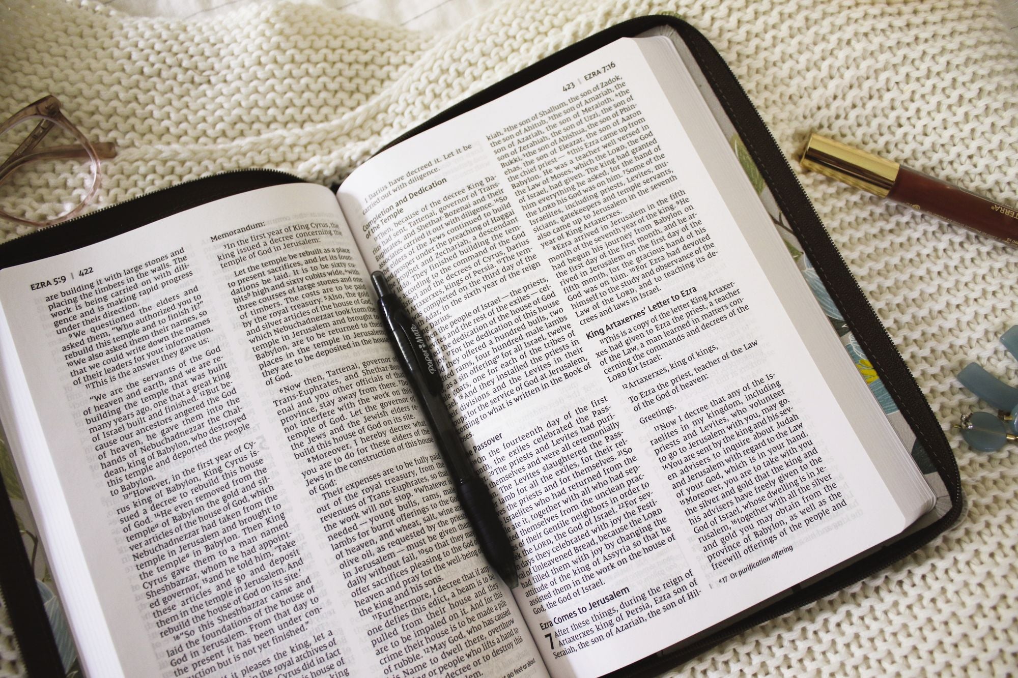NIV, Thinline Bible, Large Print, Leathersoft, Floral, Zippered, Red Letter, Comfort Print
