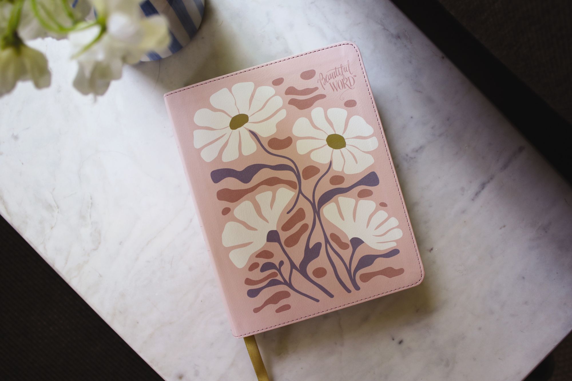 NIV, Beautiful Word Coloring Bible, Leathersoft, Pink: Hundreds of Verses to Color